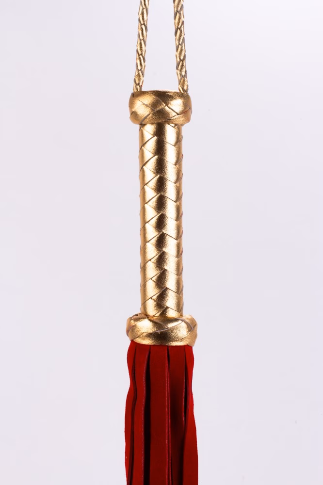 Flogger with Metallic Leather Handle and Suede Leather Tails Red 18" - 3. kép