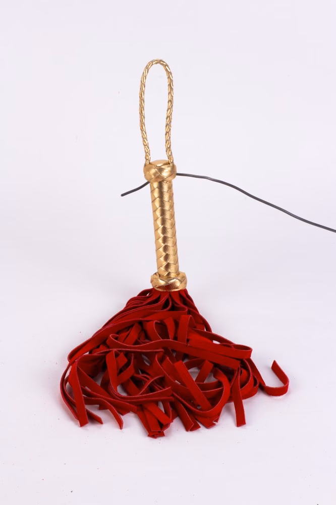 Flogger with Metallic Leather Handle and Suede Leather Tails Red 18" - 5. kép